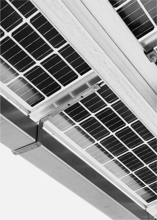 Untersicht des Carport-Dachs mit Photovoltaik-Panels im Aluminium-Einschubsystem