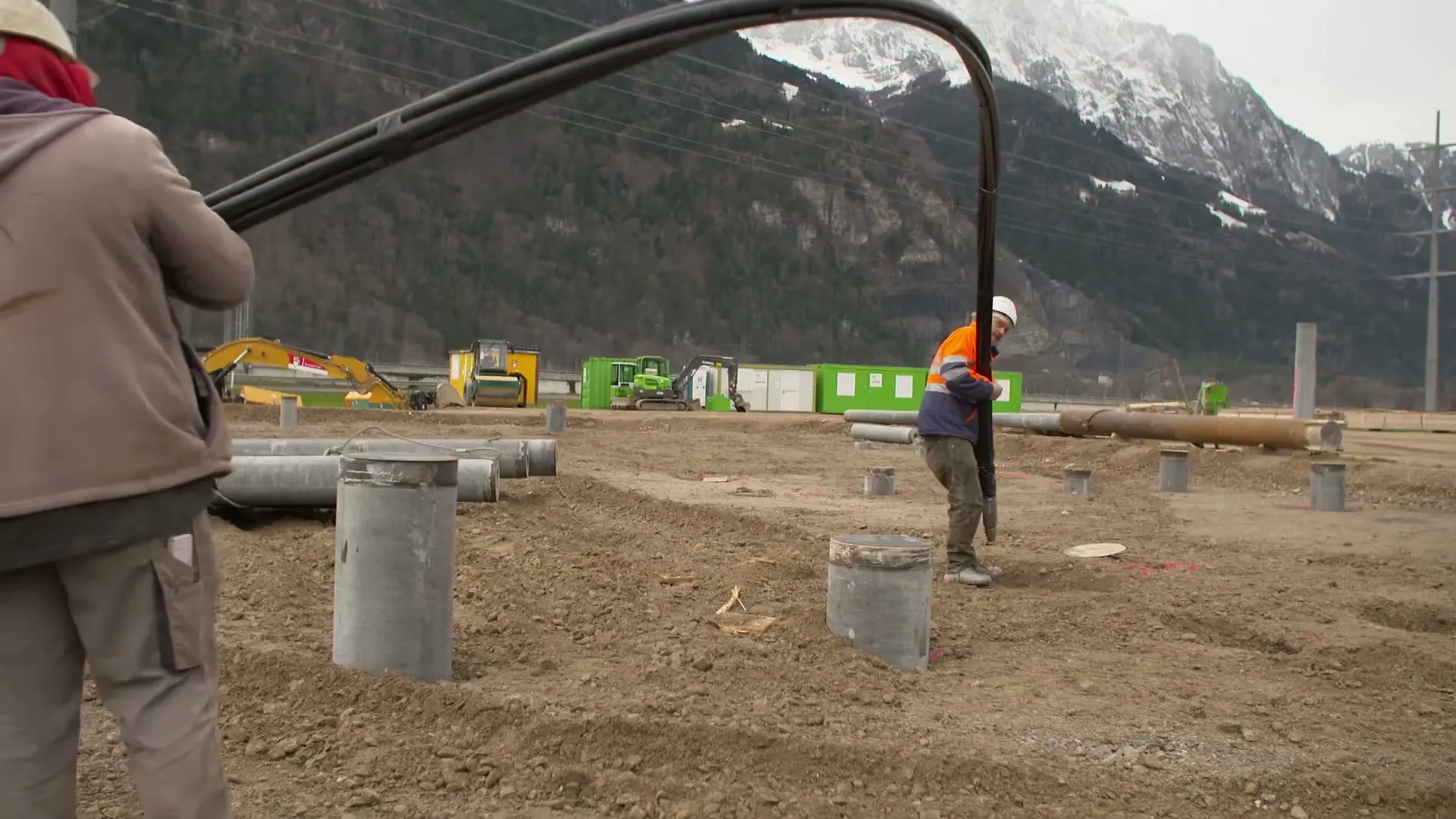 Einbau der Erdwärmesonde in einen gesetzten Energiepfahl