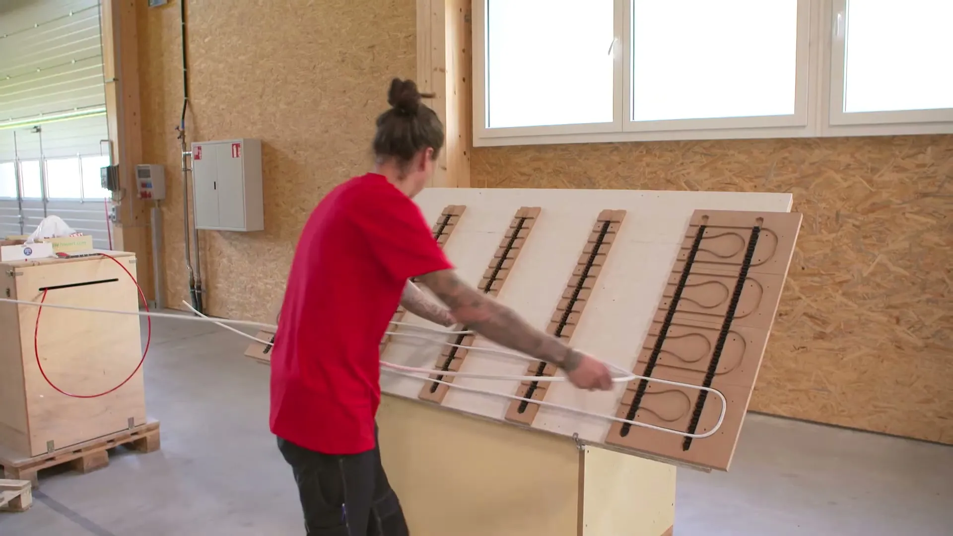 Montage vorgefertigter Flächenelemente mit Heiz- und Kühlleitungen
